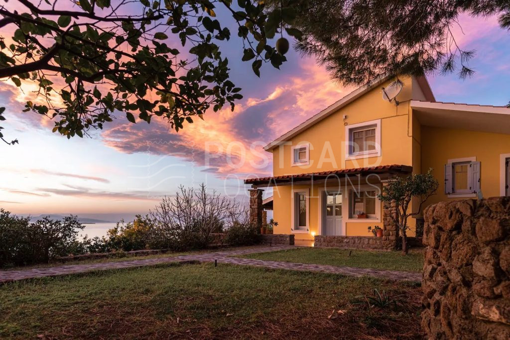 Estate with a rich garden and pool overlooking the sea