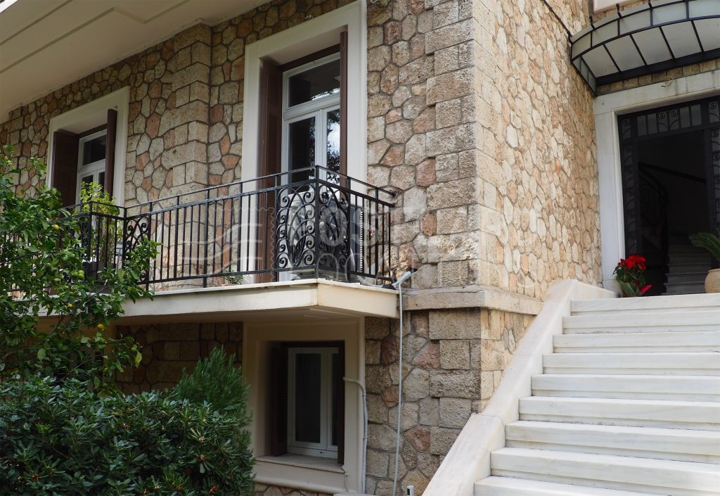 Neoclassical apartment with stonebuilt exterior