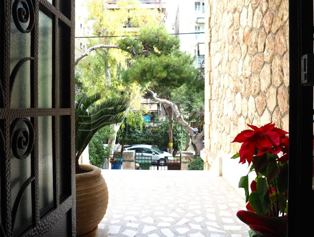 Neoclassical apartment with stonebuilt exterior