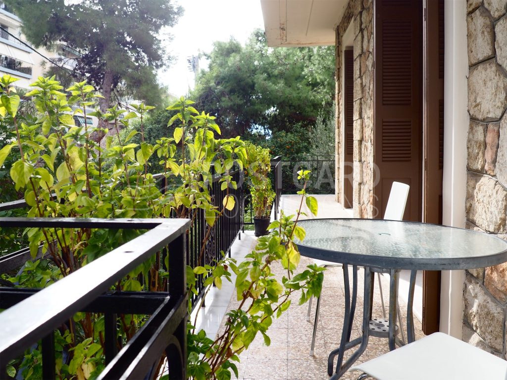 Neoclassical apartment with stonebuilt exterior