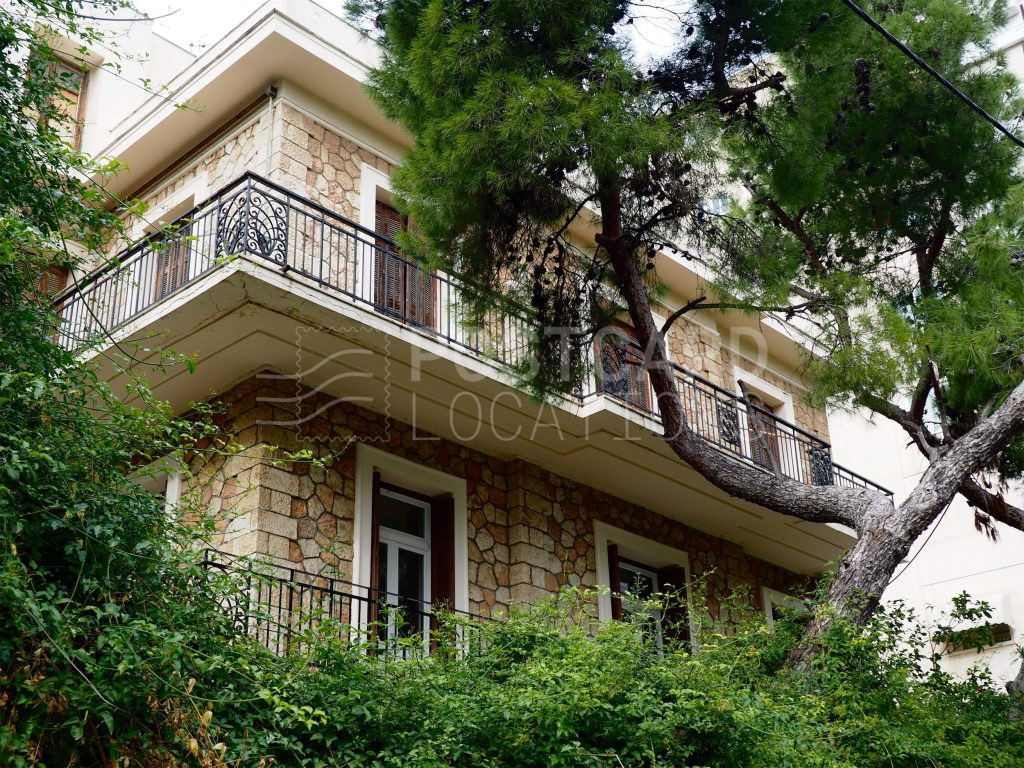 Neoclassical apartment with stonebuilt exterior