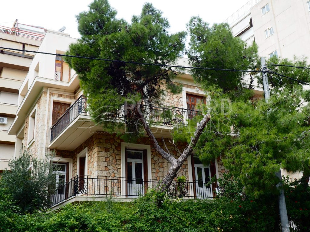 Neoclassical apartment with stonebuilt exterior