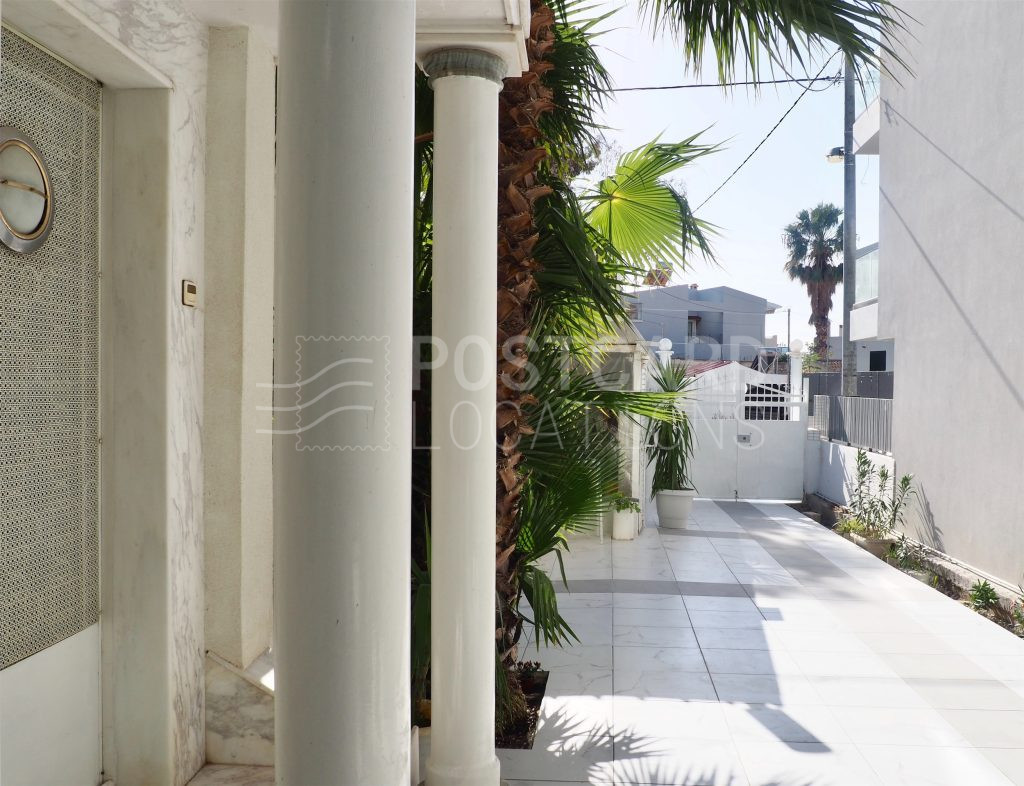 90s aesthetics house surrounded by large garden