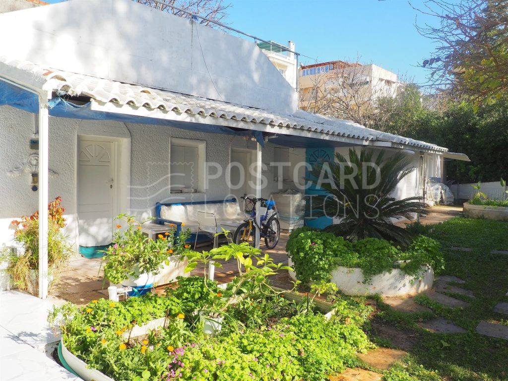 90s aesthetics house surrounded by large garden