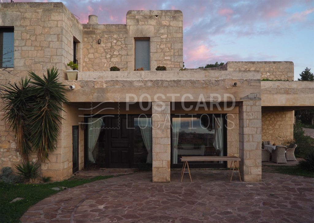 Artist’s villa with rare decor
