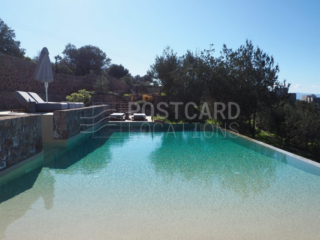 Estate with a rich garden and pool overlooking the sea