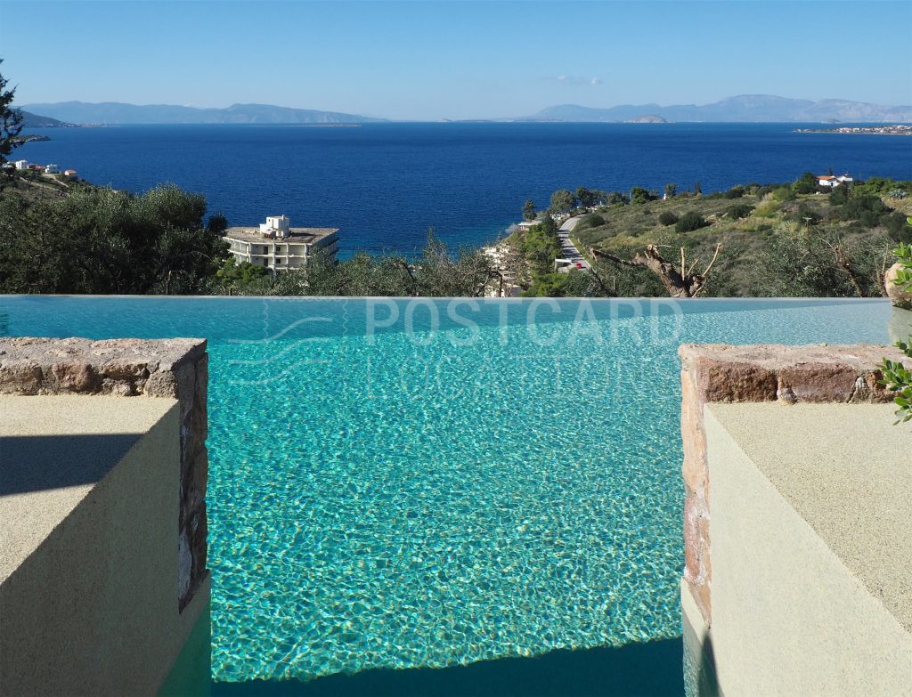 Estate with a rich garden and pool overlooking the sea