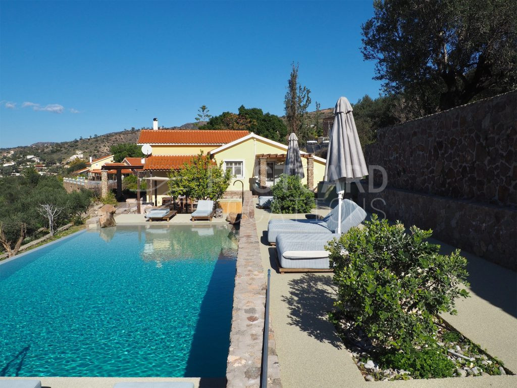 Estate with a rich garden and pool overlooking the sea