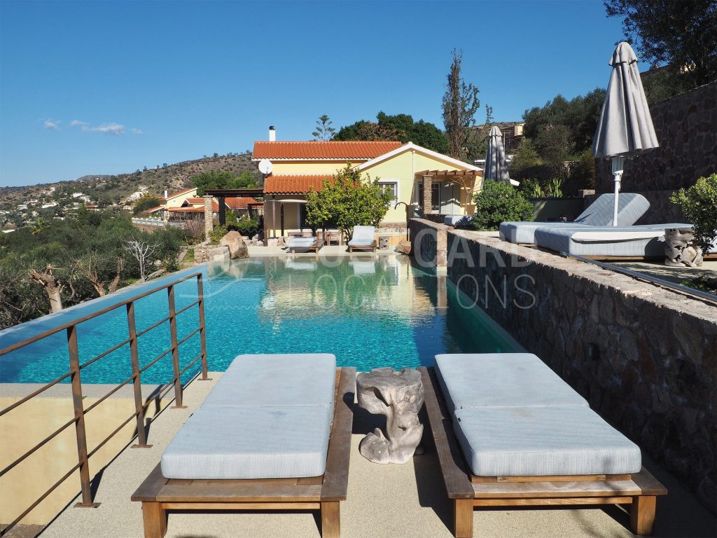 Estate with a rich garden and pool overlooking the sea