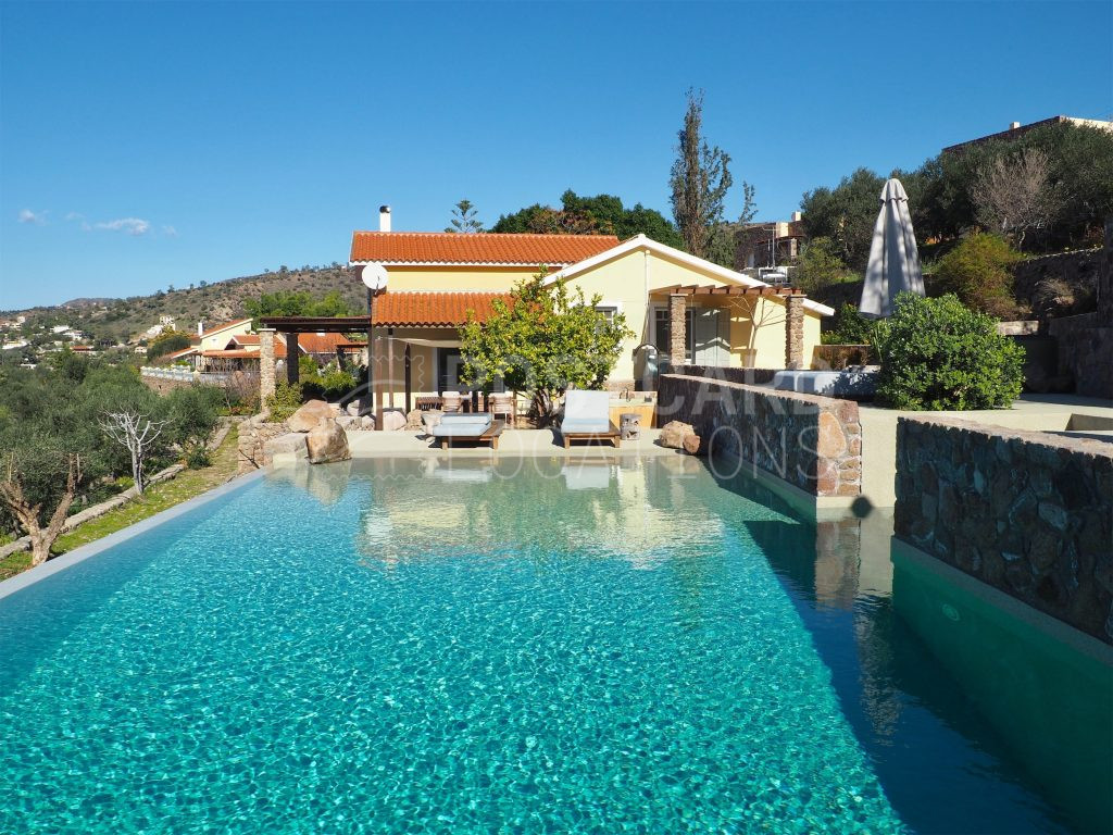 Estate with a rich garden and pool overlooking the sea