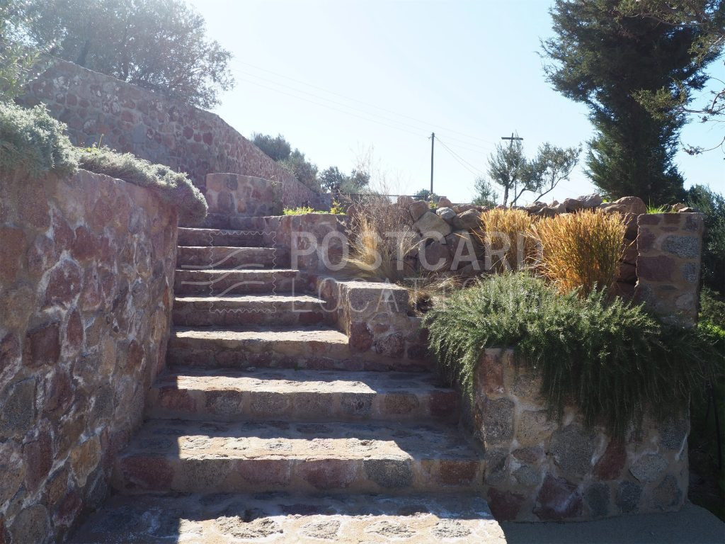 Estate with a rich garden and pool overlooking the sea