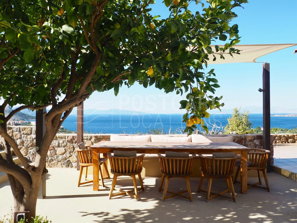 Estate with a rich garden and pool overlooking the sea