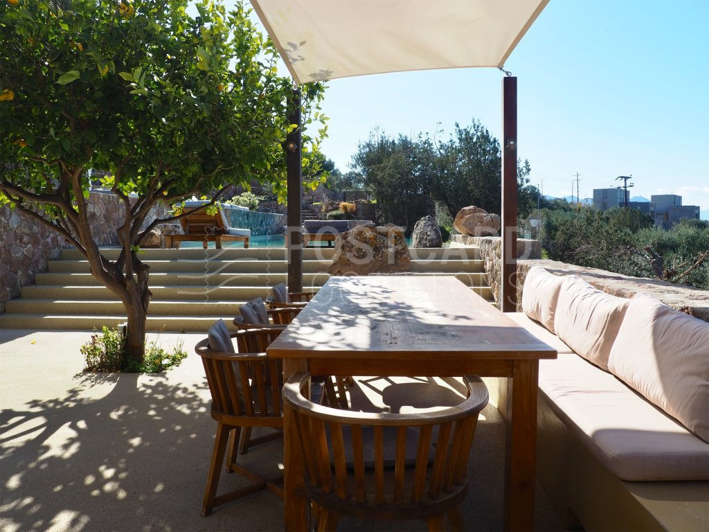 Estate with a rich garden and pool overlooking the sea