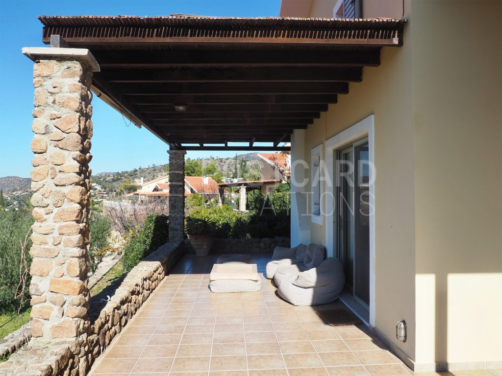 Estate with a rich garden and pool overlooking the sea
