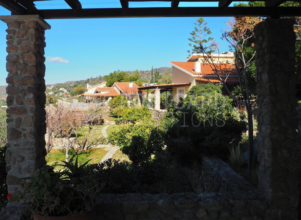 Estate with a rich garden and pool overlooking the sea