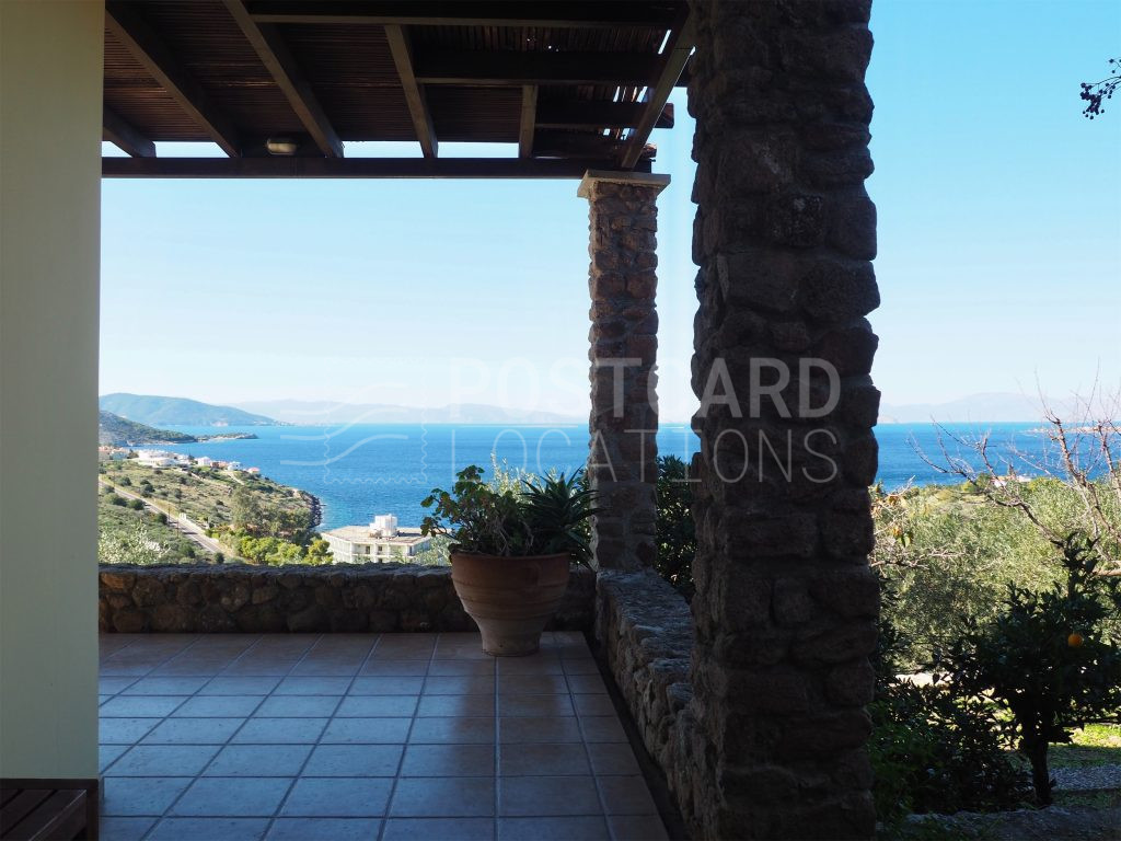 Estate with a rich garden and pool overlooking the sea