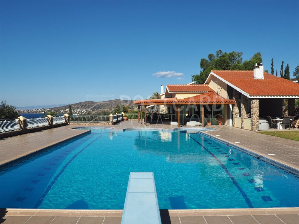 Estate with a rich garden and pool overlooking the sea
