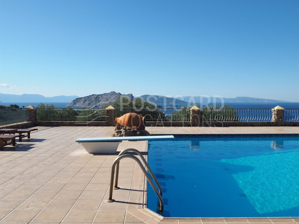 Estate with a rich garden and pool overlooking the sea