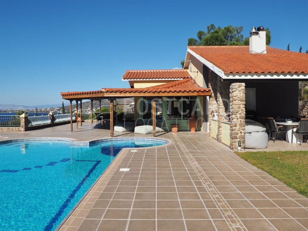 Estate with a rich garden and pool overlooking the sea