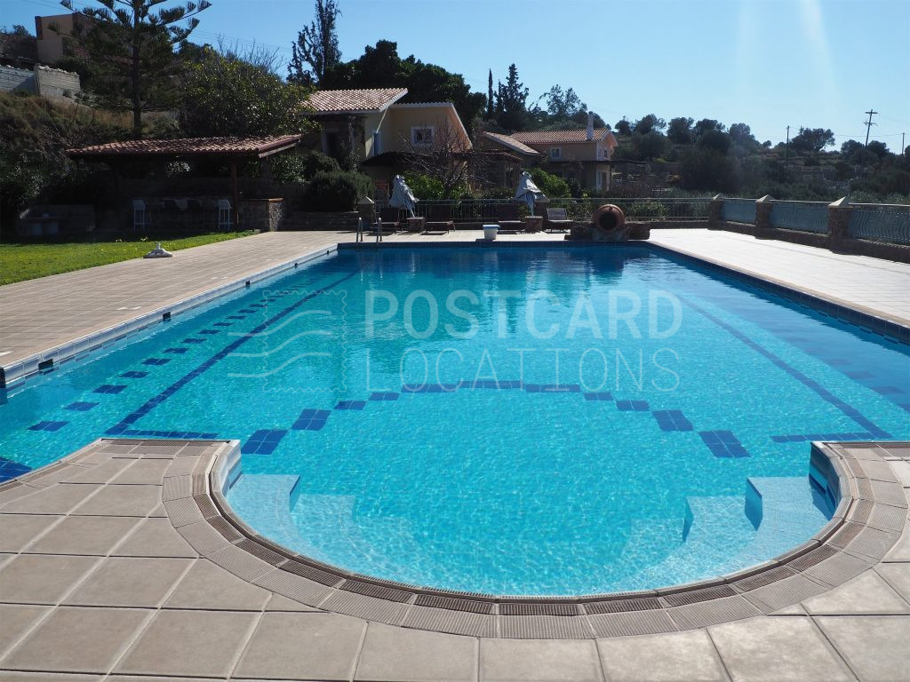Estate with a rich garden and pool overlooking the sea