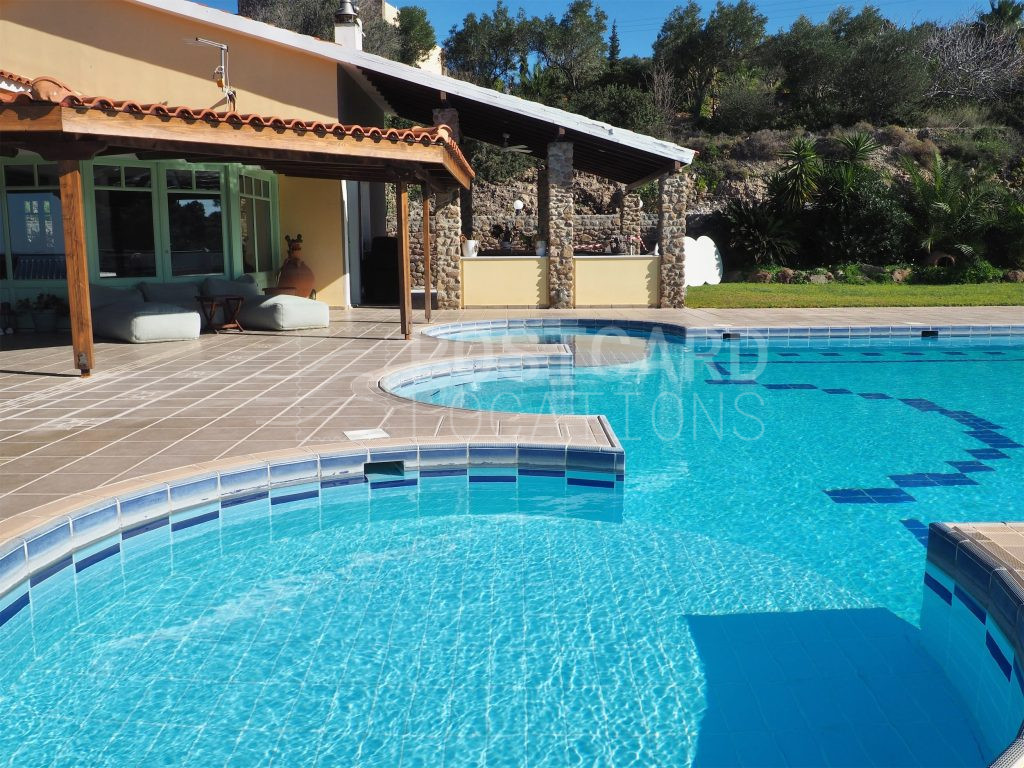 Estate with a rich garden and pool overlooking the sea