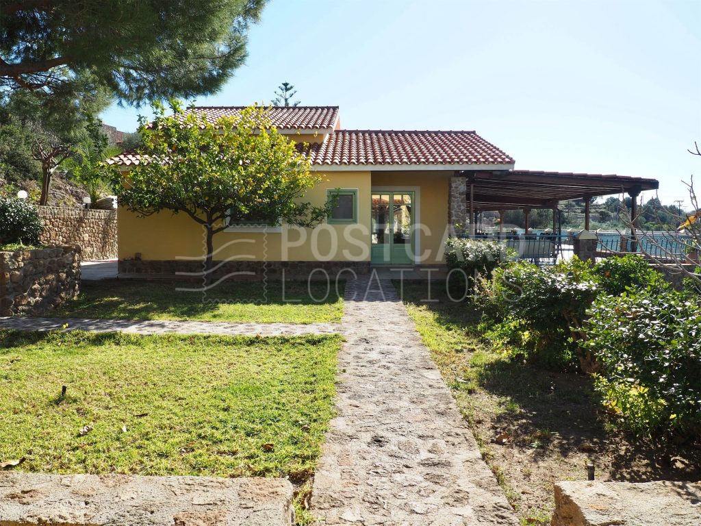Estate with a rich garden and pool overlooking the sea