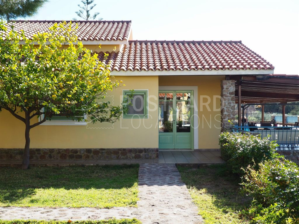 Estate with a rich garden and pool overlooking the sea