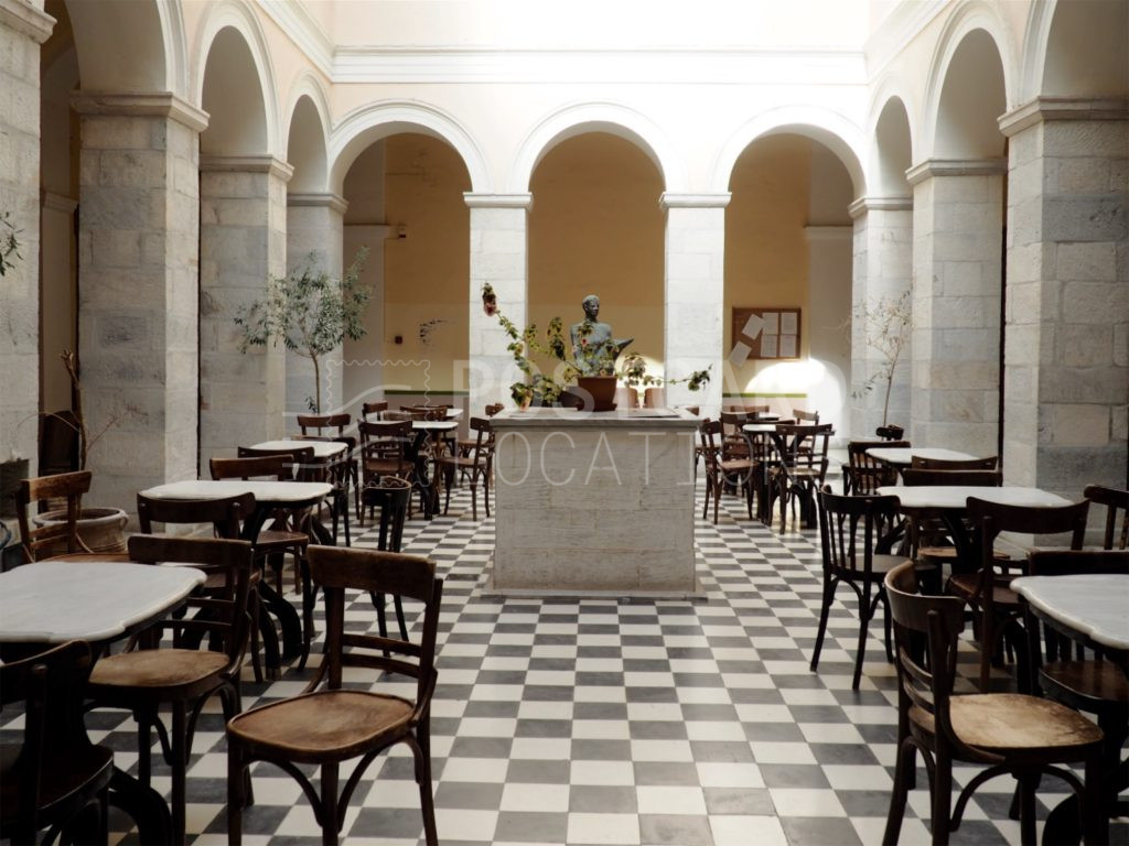 Neoclassical venue with elements of romanticism