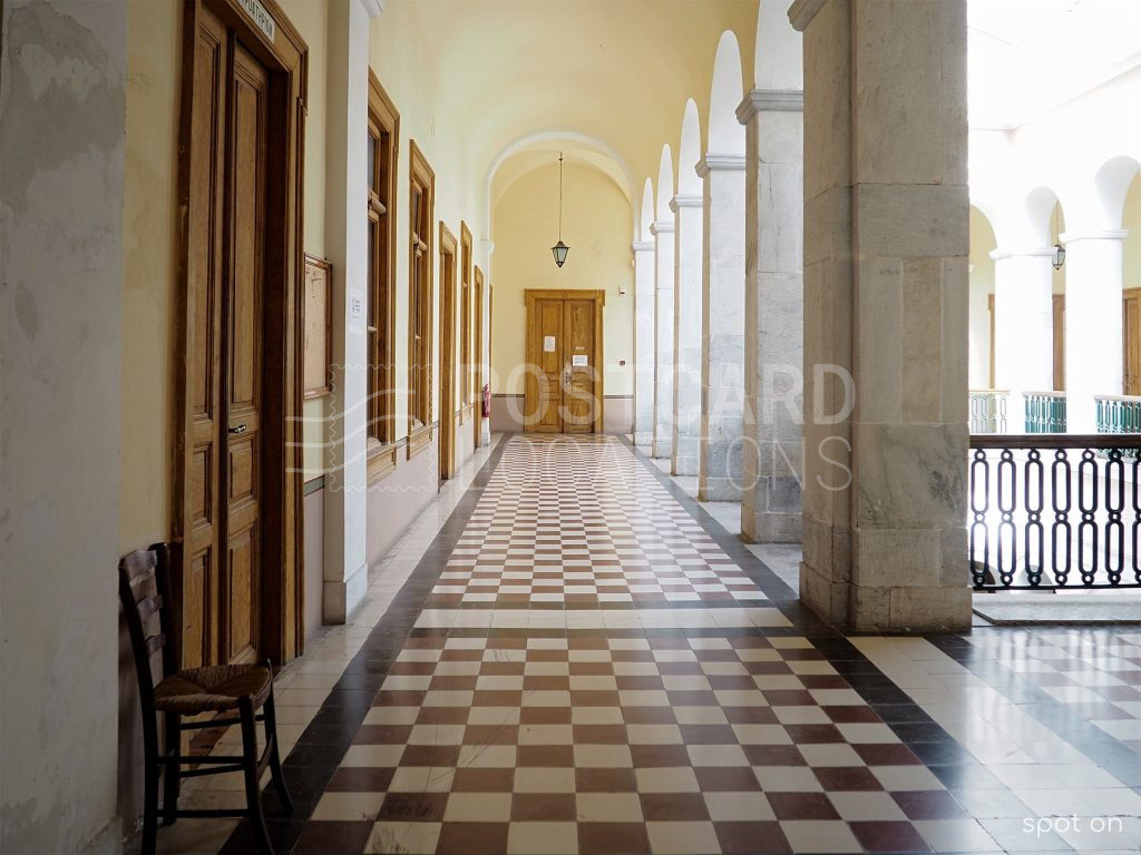 Neoclassical venue with elements of romanticism