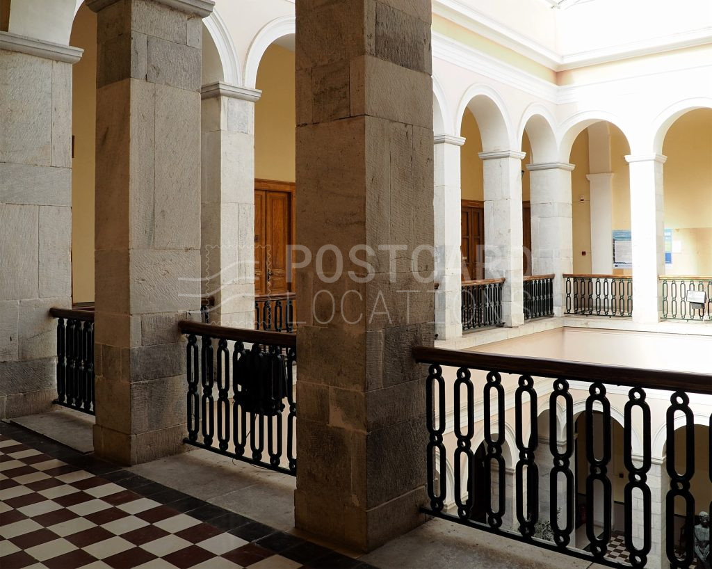 Neoclassical venue with elements of romanticism