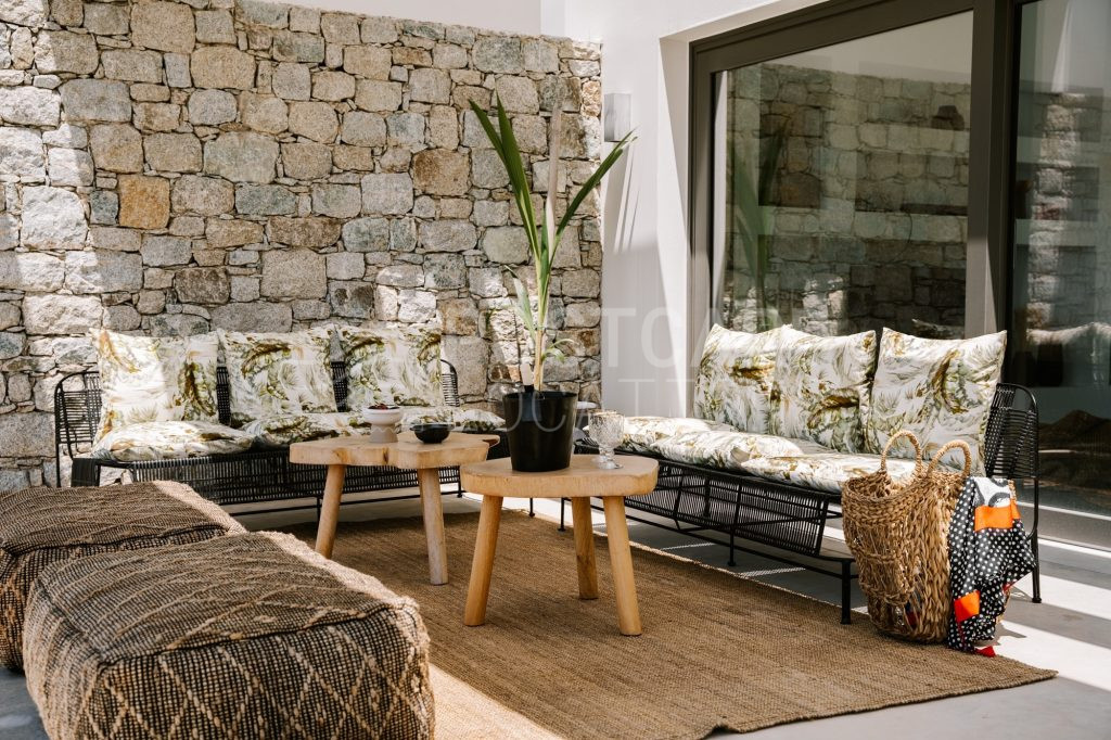 Secluded villa overlooking the Aegean Sea