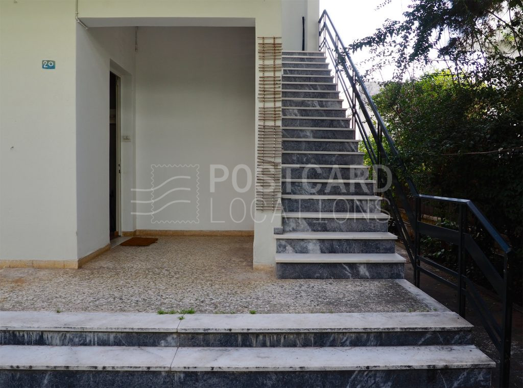 Detached house in quiet neighborhood street