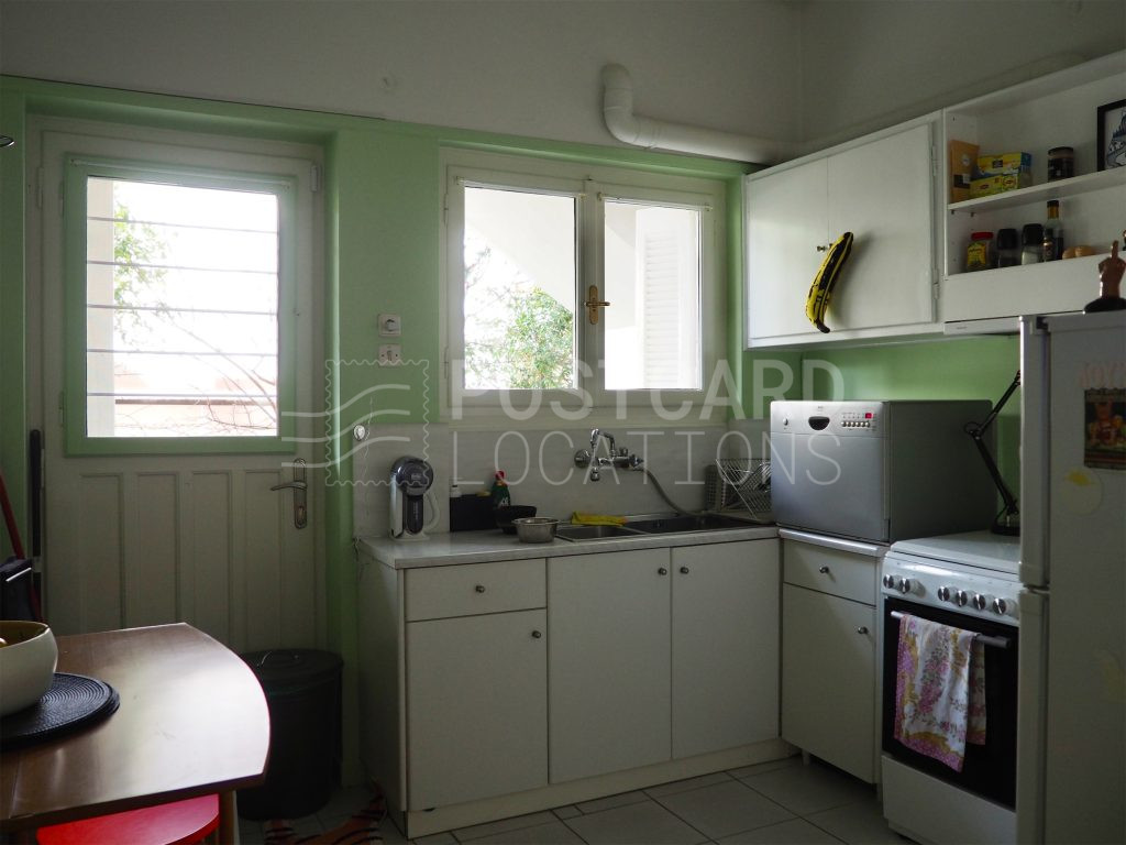 Detached house in quiet neighborhood street