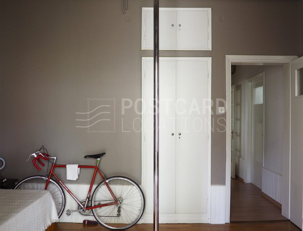 Detached house in quiet neighborhood street