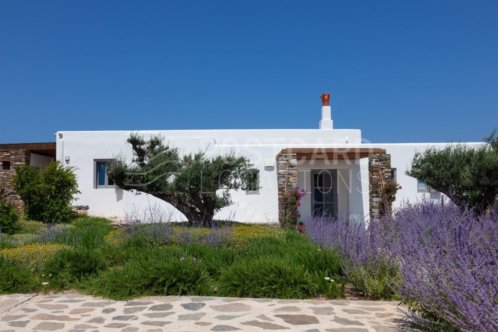 Cycladic villa with panoramic views to the Mediterannean