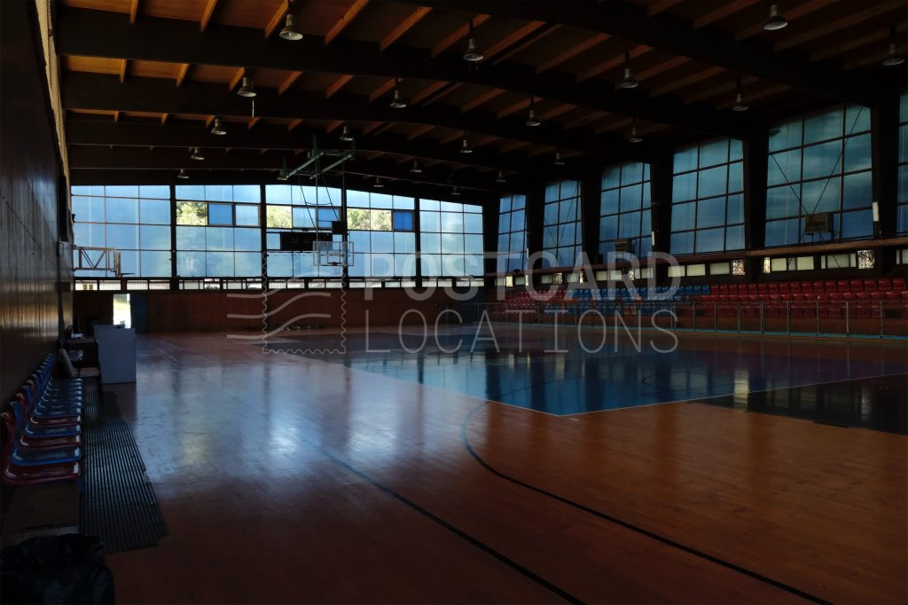 RETRO INDOOR BASKETBALL COURT