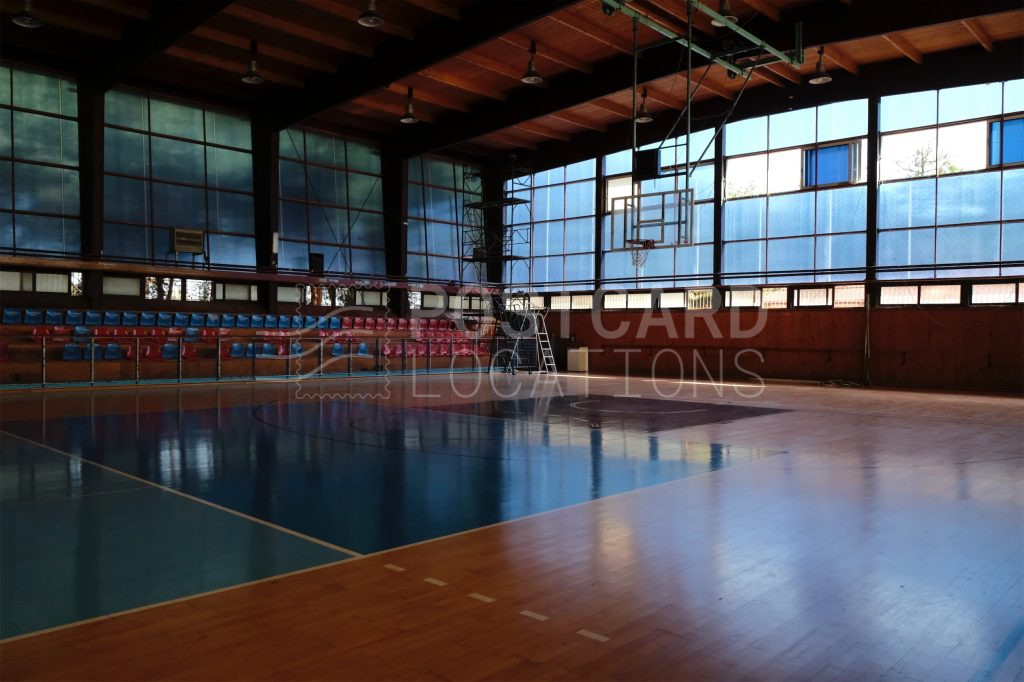 RETRO INDOOR BASKETBALL COURT