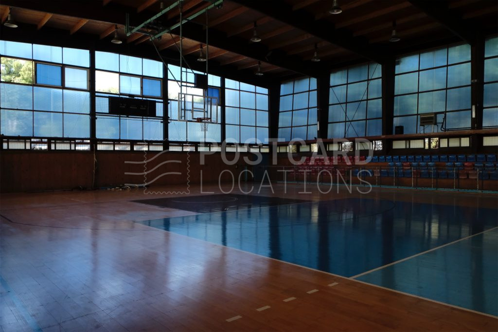 RETRO INDOOR BASKETBALL COURT