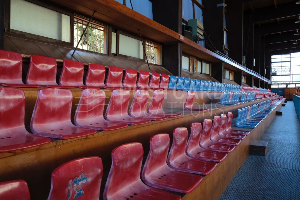 RETRO INDOOR BASKETBALL COURT