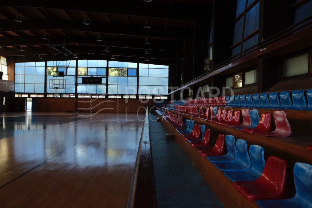 RETRO INDOOR BASKETBALL COURT