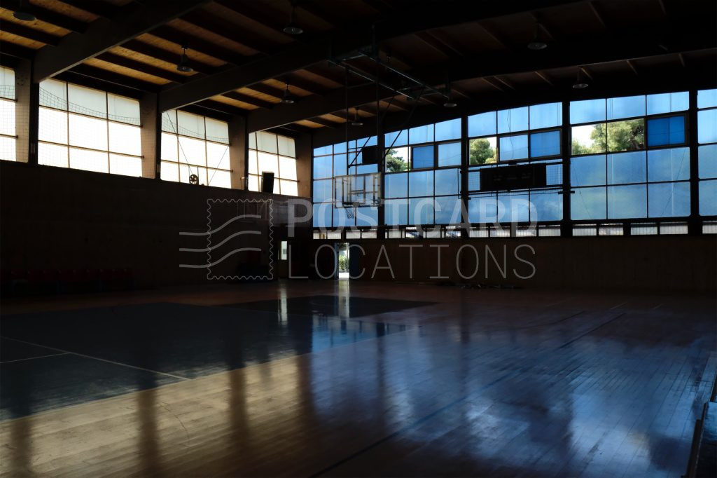 RETRO INDOOR BASKETBALL COURT