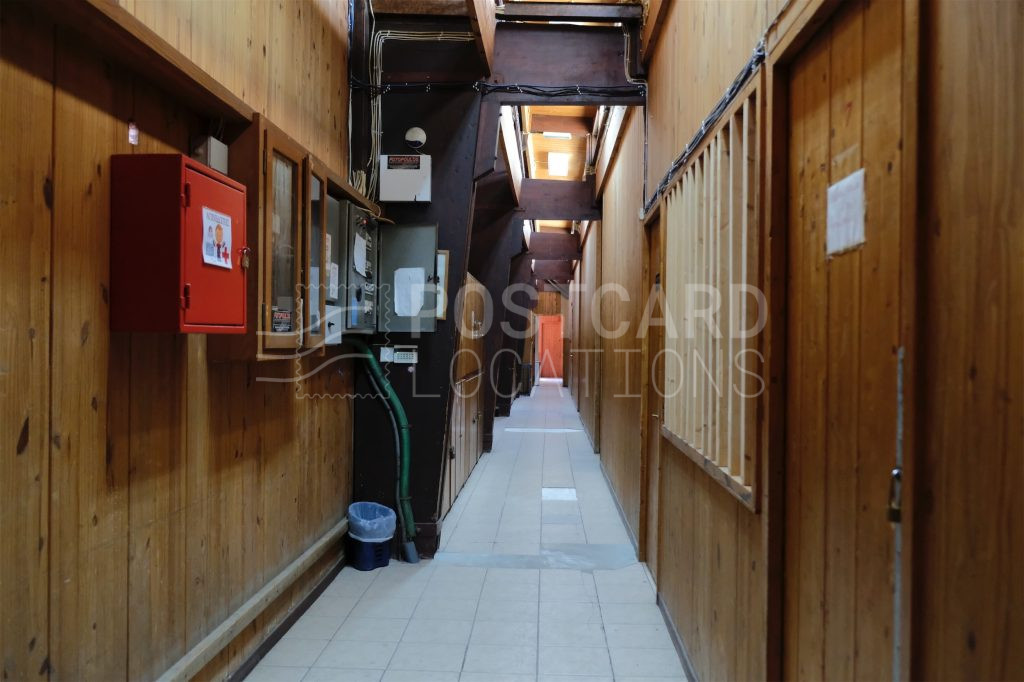 RETRO INDOOR BASKETBALL COURT