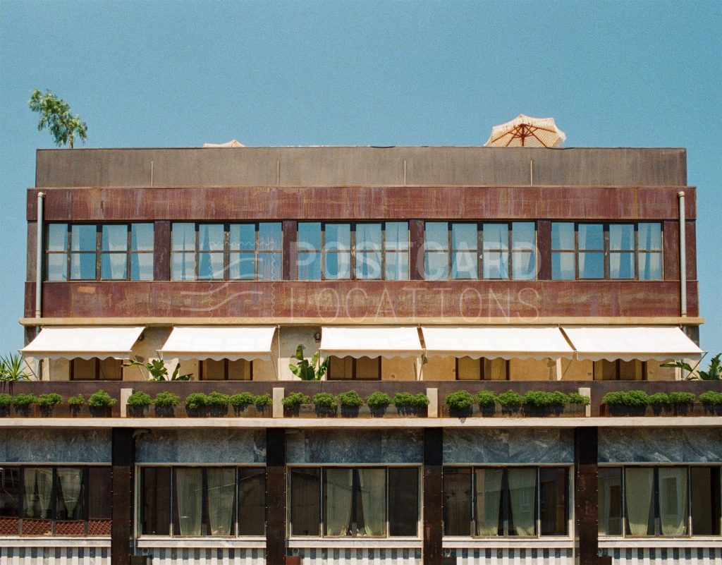 Multi-disciplinary space in a 50s industrial building
