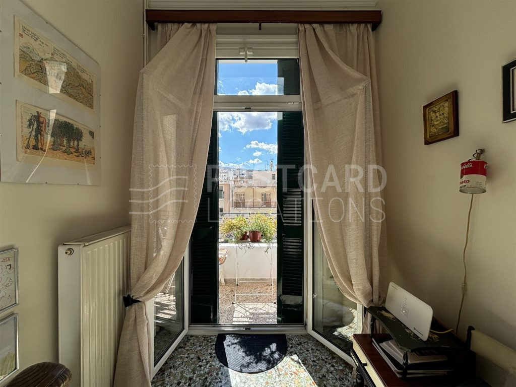 Apartment in townhouse with private courtyard and terrace