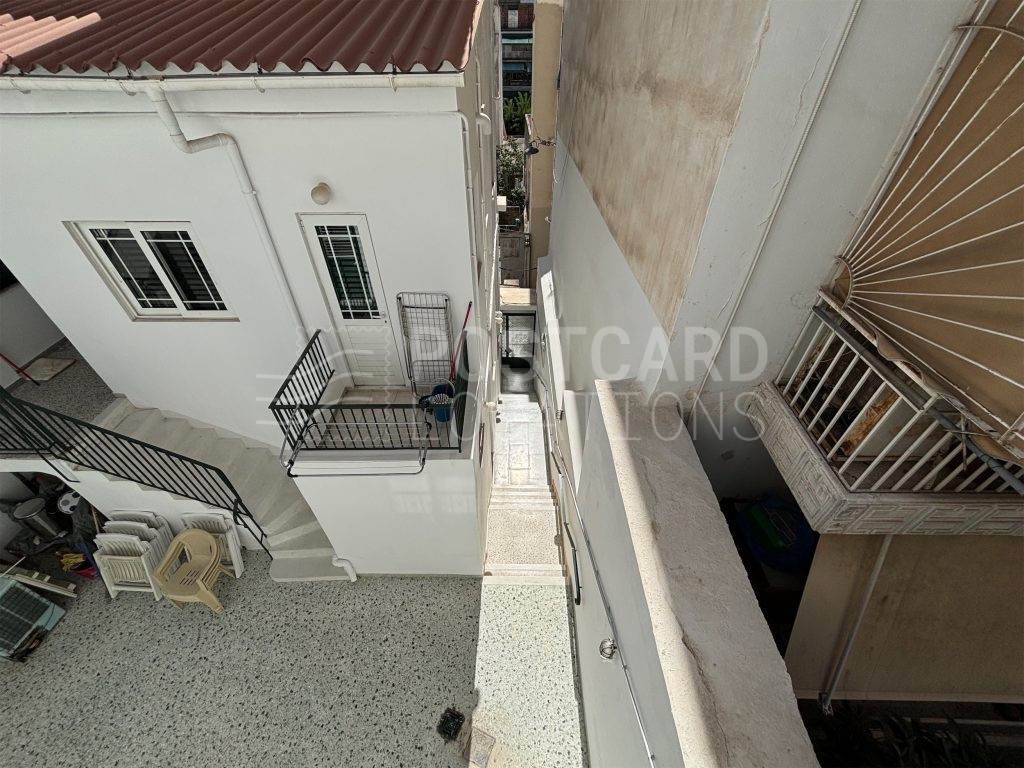 Apartment in townhouse with private courtyard and terrace