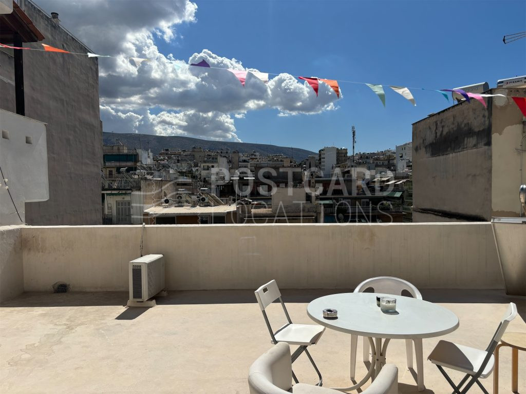 Apartment in townhouse with private courtyard and terrace