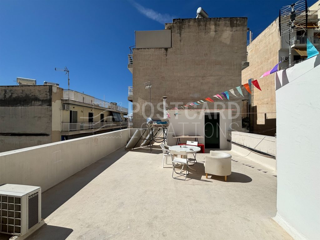 Apartment in townhouse with private courtyard and terrace