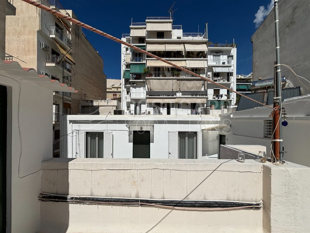 Apartment in townhouse with private courtyard and terrace