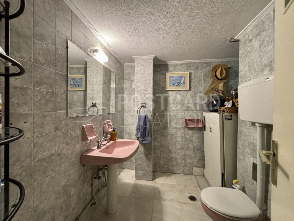 Centrally located 60s penthouse with contemporary interiors