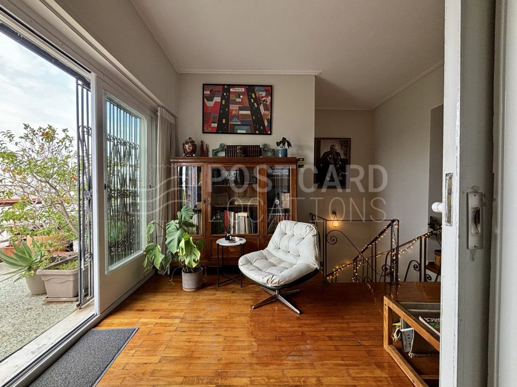 Centrally located 60s penthouse with contemporary interiors